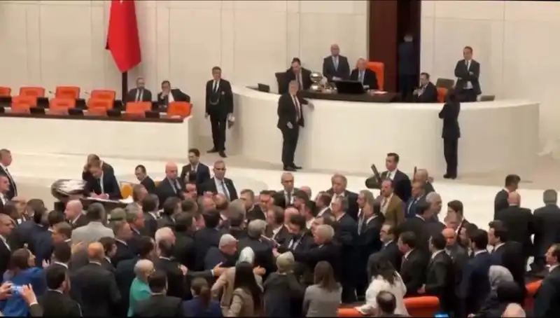 Mecliste İkramiye Krizi: Emekli Maaşları İçin Kavga Çıktı!