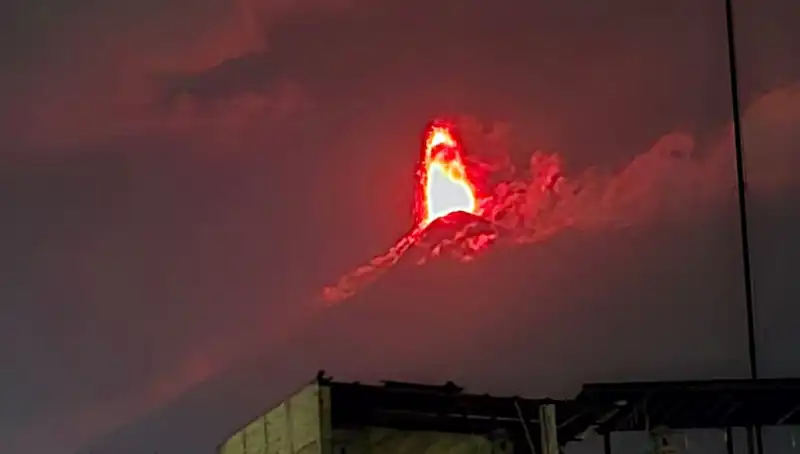 Fuego Yanardağı’ndan Korkutan Patlama: 30 Bin Kişiye Tahliye İhtimali