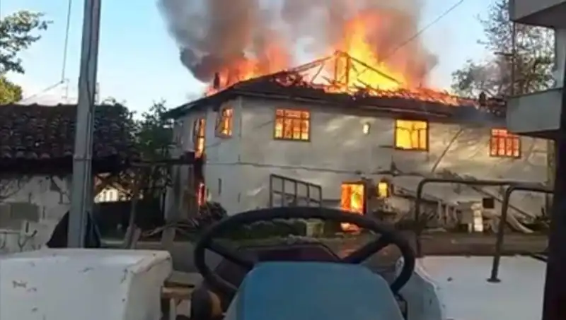 İki Katlı Evde Dehşet! Alevler İçinde Kalan Yapı Tüm Dikkatleri Çekti