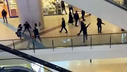 İstanbul'da Alışveriş Merkezinde Heyecan Verici Kavga Anları!