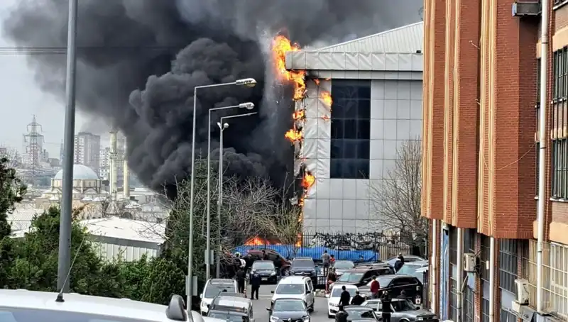 Başakşehir’de Sanayi Sitesinde Korkutan Yangın: Müdahale Ekipleri Olay Yerinde