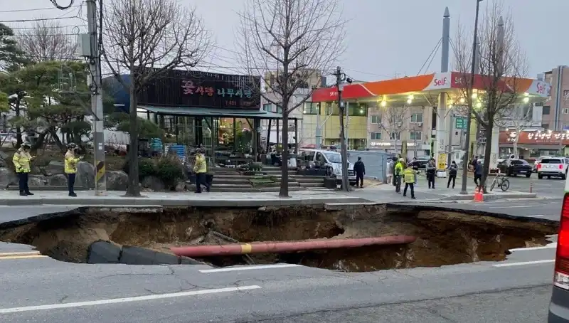 Güney Kore’de Şok Eden Olay: Dev Çukur Motosikleti Yuttu, 1 Kayıp, 1 Yaralı