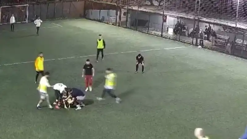 İki Halı Sahada Düşen Gençlerin Ölümü Panik Yarattı