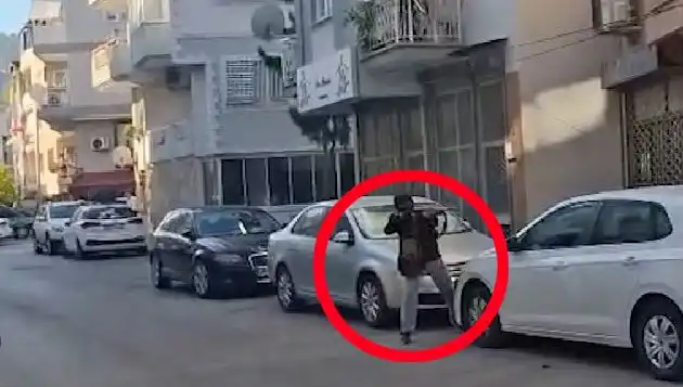 İzmir'de Saldırganla Çatışma Anları: Güvenlik Güçleri Zamanla Yarışıyor!