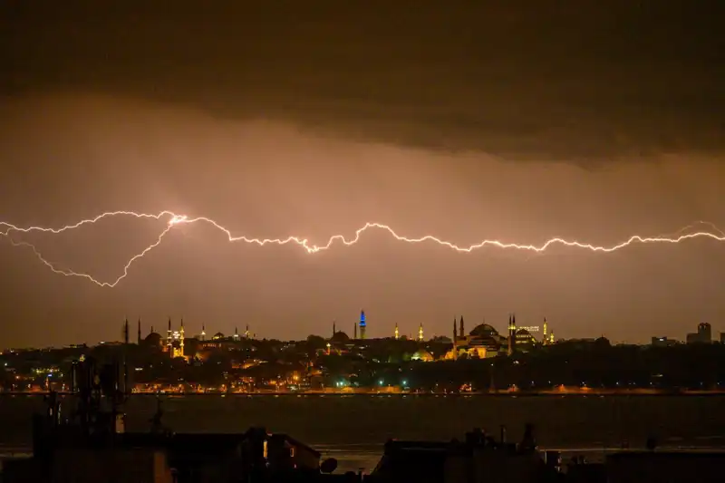 İstanbul'da Sıcaklık Birden 22 Derece Düşüyor: Kar Beklentisi Artıyor!