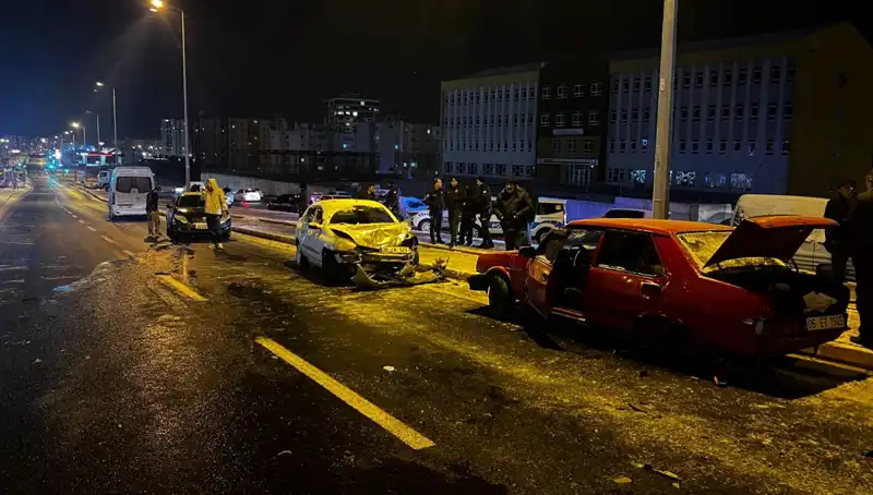 Kayseri’de Zincirleme Trafik Kazası: 11 Araç Birbirine Girdi, Yaralılar Var!