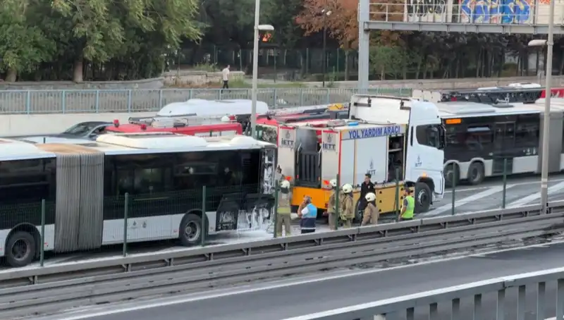 İstanbul Metrobüs Yangını: Trafiği Felç Eden Olayın Ayrıntıları