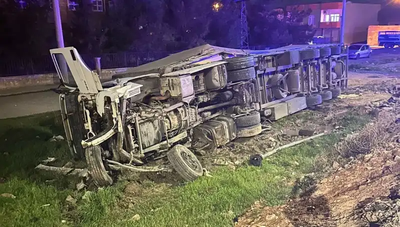 TIR Devrildi: Kaza Sonucu 6 Kişi Yaralandı, Faciadan Dönüldü