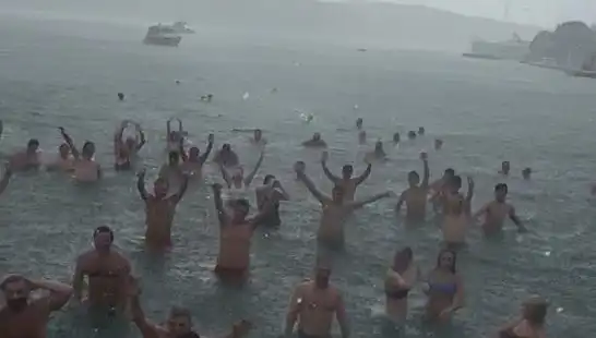 İstanbul'un Bebek Plajında Yağmura Rağmen Serinleten Denize Giriş Keyfi!
