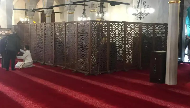 Kadın ve Erkeğin Yan Yana Teravih Namazı Kılma İddiası: Gerçekler Ne?