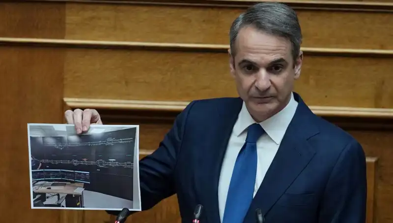 Yunanistan'da Miçotakis Hükümeti Protestolarla Sarsıldı: Yeni Bir Dönem Başlıyor