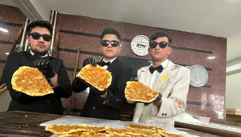Takım Elbiseli Fırıncılar, Sokakları Renklendiriyor: Şaşkınlık ve Tebrikler!