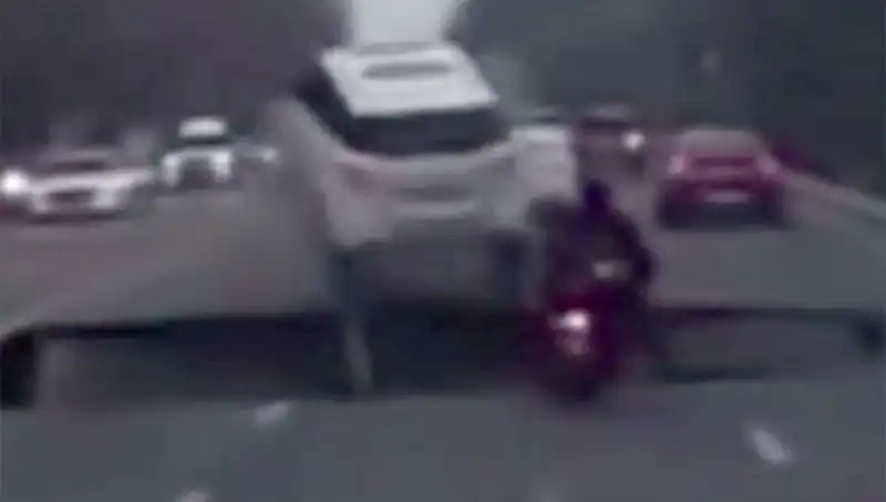 Güney Kore Otoyolunda Dev Çukur: Motosiklet Kazasıyla Gündeme Geldi