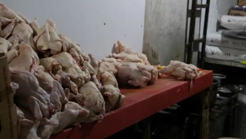Döner İmalathanesinde Şok Eden Görüntüler: Kalitesiz Besinler Ortaya Çıktı!