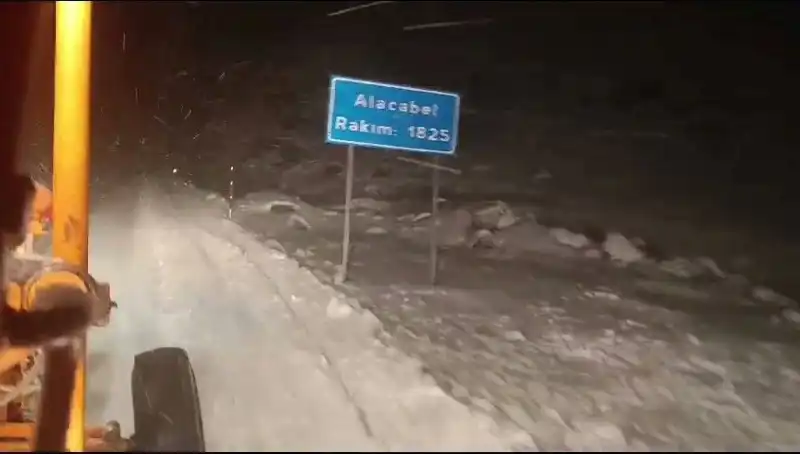 Antalya'da Kar Sürprizi: Tatilciler Bembeyaz Manzarasında Şaşkınlık Yaşadı