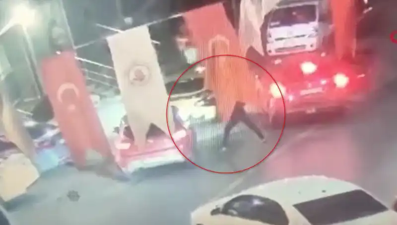 Genç Otomobil Sürücüsü Kurşun Yağmuruna Maruz Kaldı: Gizemli Saldırının Sebebi Ne?