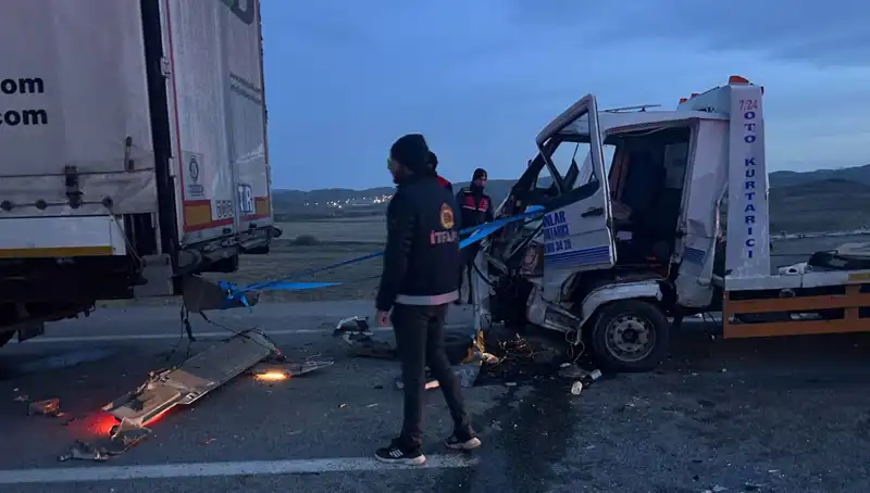 Kaza Yerine Yardım İçin Duran Sürücüye Çekici Çarptı: 4 Yaralı!