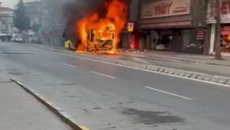Ümraniye'de Korku Dolu Anlar: Bir Anda Alev Alan Araçlar Mahalleyi Alarm Durumuna Geçirdi