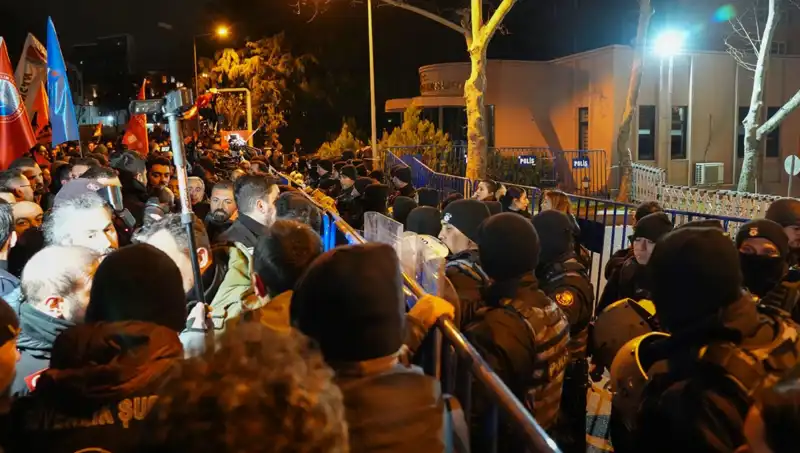 İstanbul'daki Ekrem İmamoğlu Protestoları: 16 Polis Yaralandı, 53 Gözaltına Alındı
