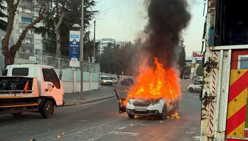 Alev Topuna Dönen Araç Trafiği Felç Etti: Korku Dolu Anlar