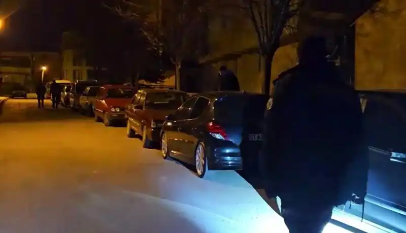 Park Halindeki Araçlara Zarar Veren Şahıslar Kameralara Yakalandı!