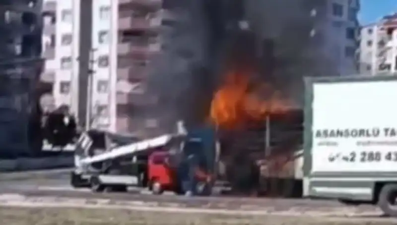 Alev Alev Yanan TIR, Dumanlarıyla Gökyüzünü Karamel Renginde Kapladı