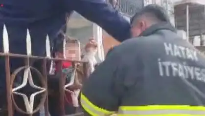 Hatay'da Dehşet Verici Kaza: Çocuğun Koluna Demir Korkuluk Saplandı!